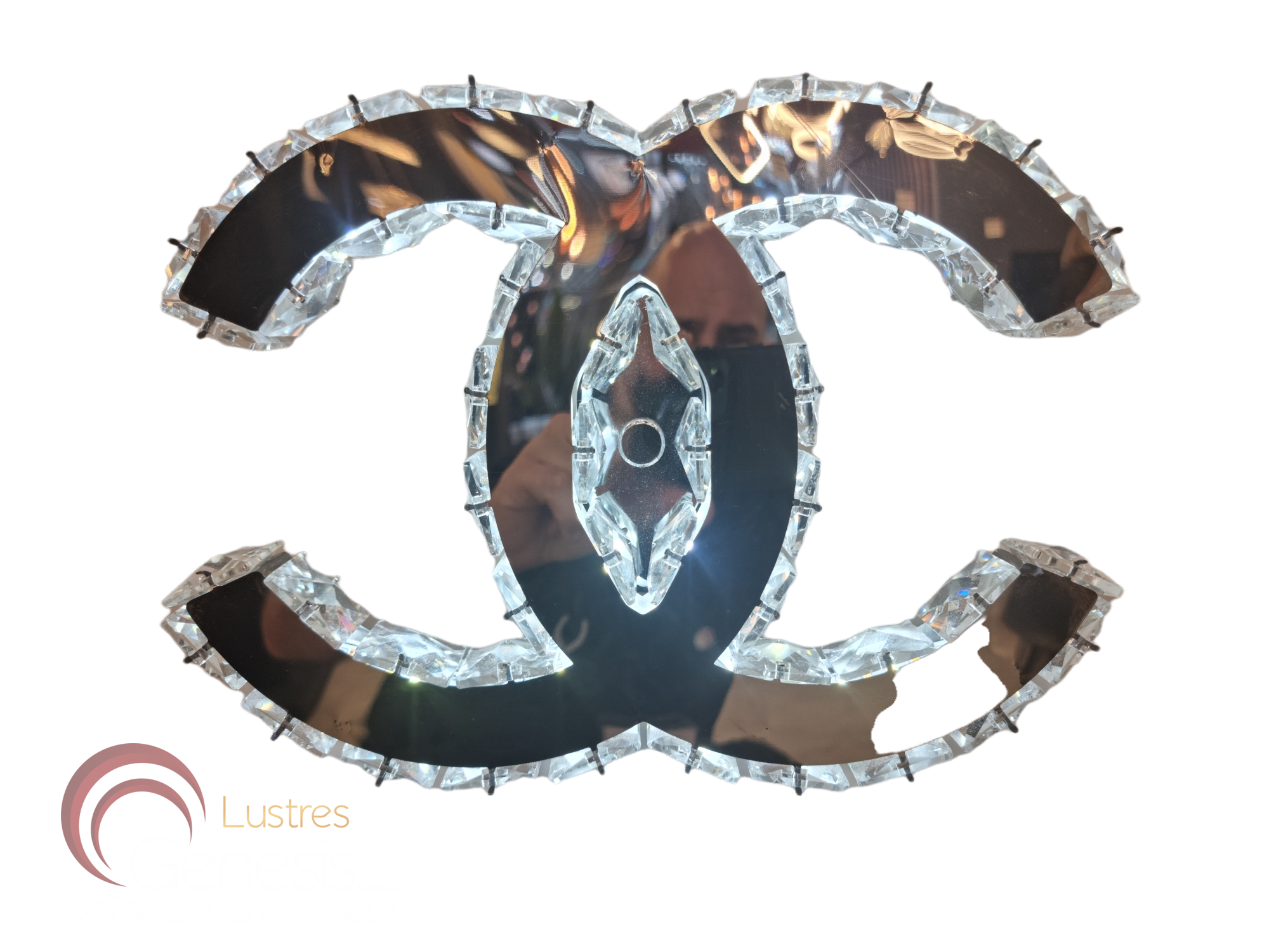 Arandela de Cristal Chanel iluminada, ideal para sala de estar e quartos. Lustres Gêneis loja online de Lustres e Iluminação Decorativa